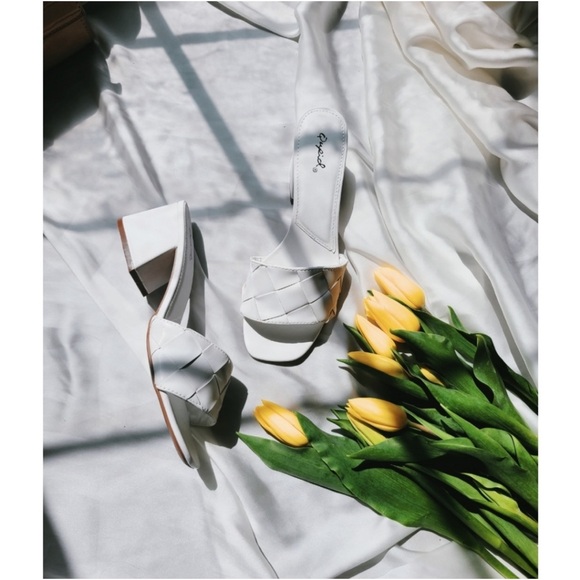 Full Bloom Collection// White woven Sandal - Picture 4 of 8